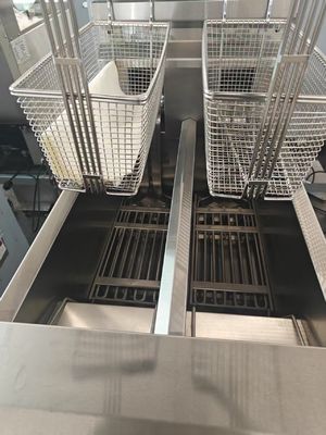 Due pentole due cestini 7.5L*2 Piccola capacità 14kw risparmio di olio frigorifero elettrico aperto con filtrazione dell'olio