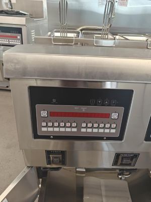 Pannello di computer digitale Due pentole Quattro cestini Frittatrice automatica GAS Frittatrice aperta