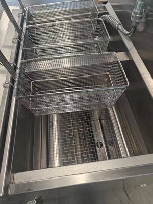 Pannello di computer digitale Due pentole Quattro cestini Frittatrice automatica GAS Frittatrice aperta