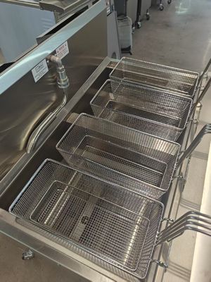 Pannello di computer digitale Due pentole Quattro cestini Frittatrice automatica GAS Frittatrice aperta